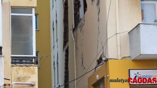 Arnavutluk depreminde ölü sayısı 6'ya yükseldi