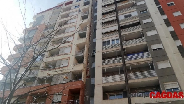 Arnavutluk'ta arama kurtarma çalışmaları eğitimli köpeklerle sürüyor