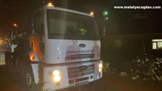 Arpaçay'da evler sular altında kaldı