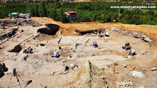 Arslantepe Höyüğü'nde 24 mezar ile 6 ev kalıntısı bulundu