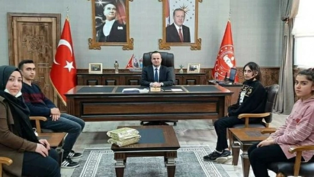 Arslantürk, en çok kitap okuyan öğrencileri tebrik etti