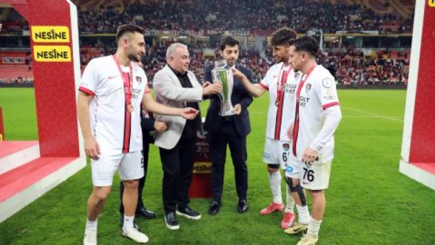 Artı Değer Van Spor Futbol Kulübü, Kupasını Aldı