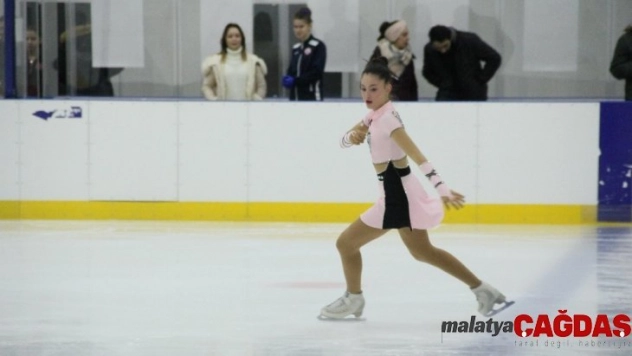 Artistik Buz Pateni Büyükler Türkiye Şampiyonası Samsun'da başladı