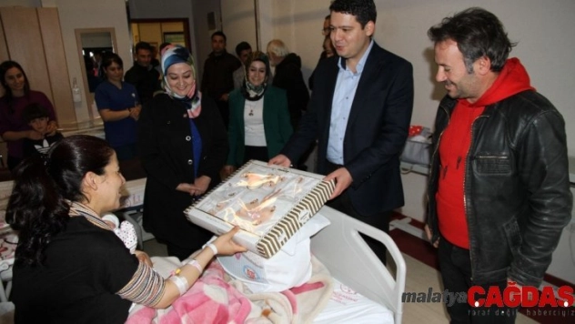Artuklu Kaymakamı Gökpınar, ailelerin bebek heyecanına ortak oluyor