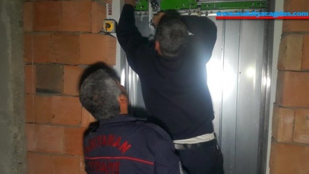Asansörde mahsur kalan genç kurtarıldı