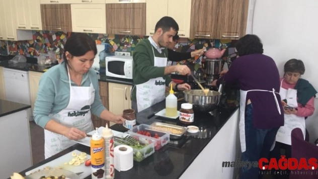 Aşçılık ve pastacılık atölyesinde waffle yapmayı öğrendiler