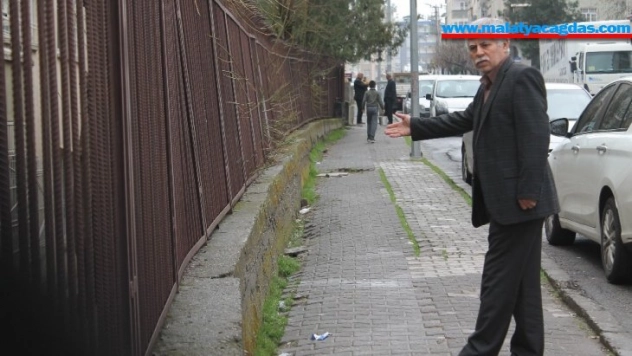 Asfalt çalışmaları sonrası yükü taşıyamayan istinat duvarı tehlike saçıyor