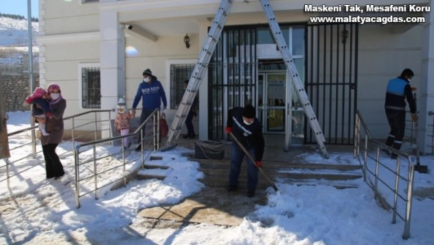 Aşı olacak çocukların yardımına kurtarma ekipleri yetişti
