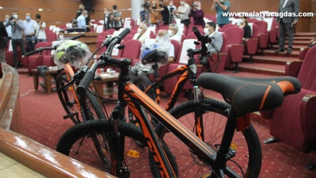 Aşı oldular, bisiklet, tablet, burs ve gezi kazandılar