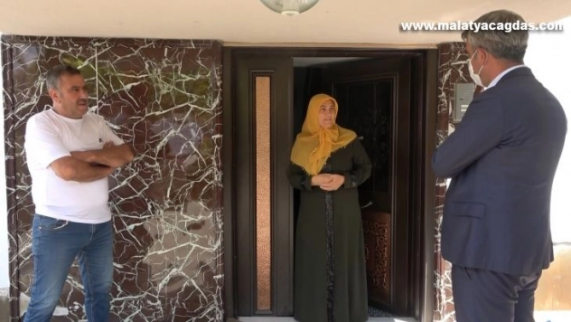 Aşılanma oranının az olduğu Bingöl'de, İl Sağlık Müdürü vatandaşı ikna edip aşı yaptı