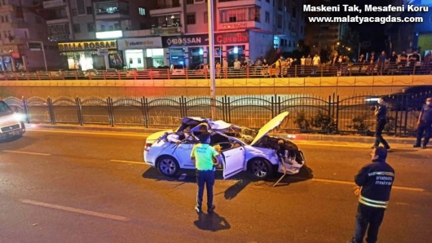 Aşırı hız nedeni ile tıra arkadan çarptı, hurdaya dönen araçtan sağ kurtuldu