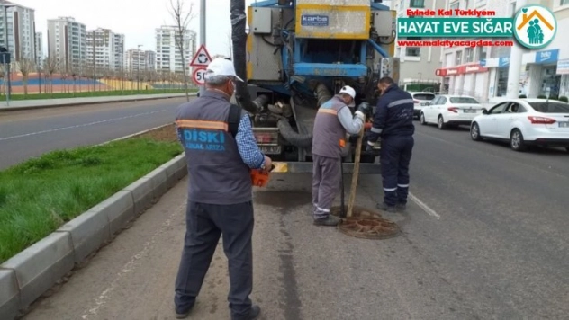 Aşırı yağışların getirdiği atıklar temizlendi
