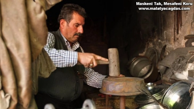 Asırlık dükkan da son kalay ustası