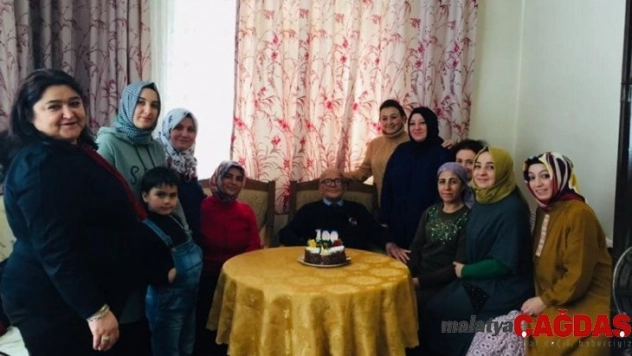 Asırlık kitap kurduna sürpriz doğum günü