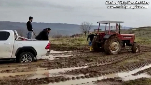 Aşıya giden filyasyon ekibi çamura saplandı