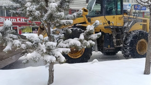 Aşkale'de kar temizleme çalışmaları son sürat devam ediyor