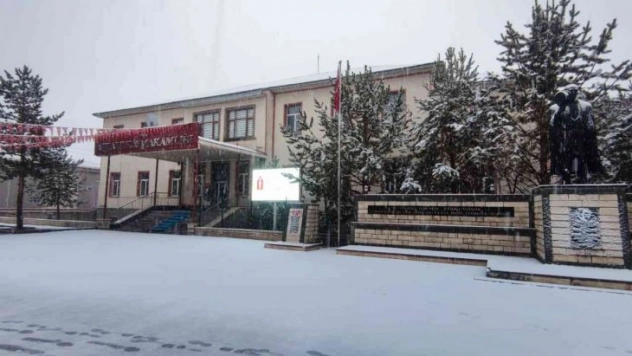 Aşkale güne kar yağışı ile başladı