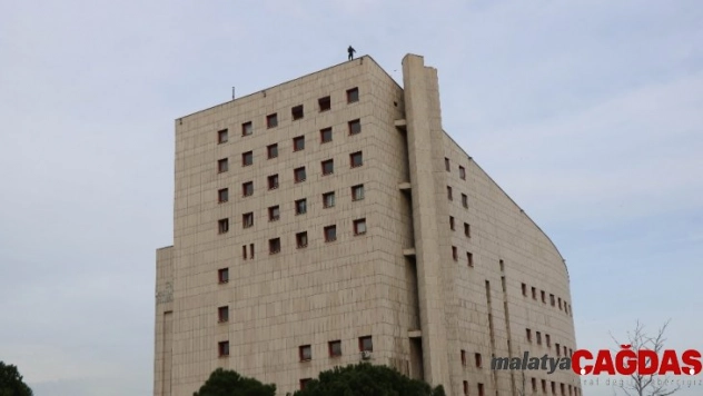 Askerde kalmak için 50 metre yükseklikteki binanın tepesine çıktı