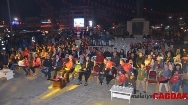 Askeri bando eşliğinde 29 Ekim kutlaması
