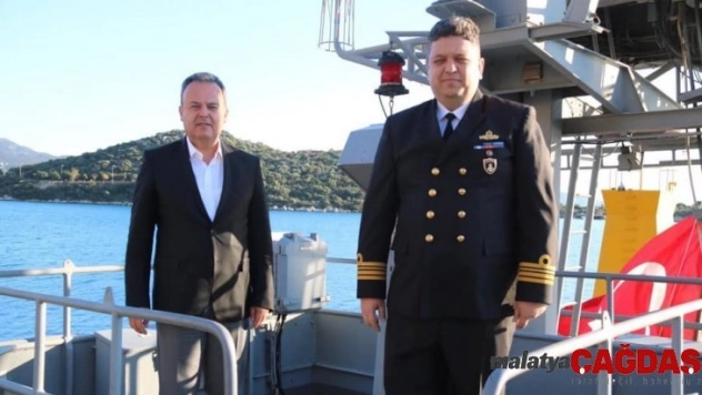 Askeri gemi Mustafa Ertuğrul için Kaş'a demirledi