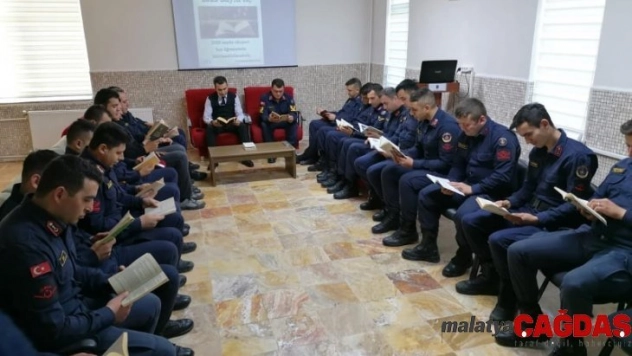 Askerler kitap okuma kampanyasına destek verdi