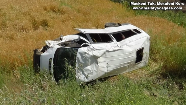 Askerleri taşıyan minibüs devrildi: 3 yaralı