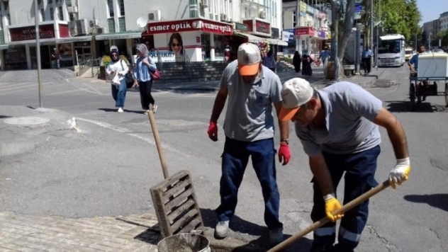 ASKİM Ekipleri bulvardaki mazgalları temizledi