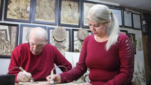 Aşklarını ahşabın üzerine milim milim işliyorlar