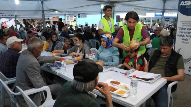 ASKON Adana'dan Ramazanda 45 bin kişiye iftar