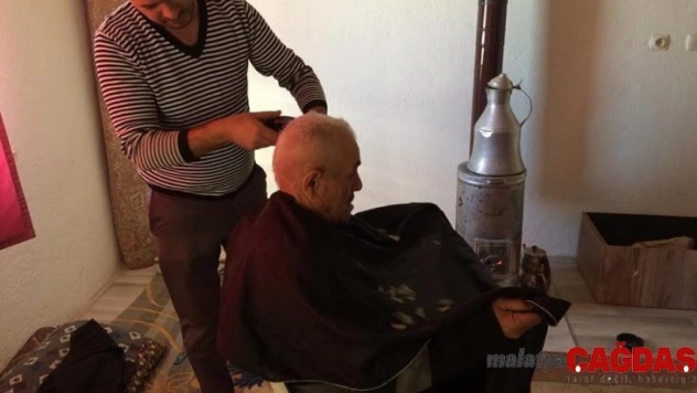 Aslanapa'da yaşlı ve engelli vatandaşlara evde traş hizmeti