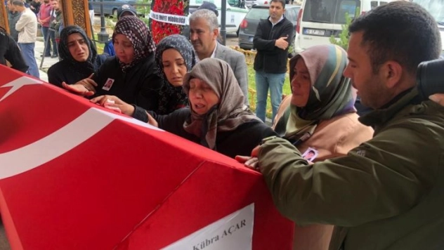 Astsubay sevgilisi tarafından silahla öldürülen polis Kübra Açar son yolculuğuna uğurlandı