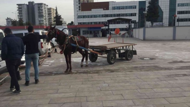 At arabasıyla uyuşturucu satan baba oğul tutuklandı