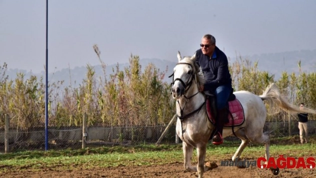 Ata binen Manisa Valisi usta binicileri aratmadı