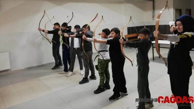 Ata sporu okçuluğu öğreniyorlar