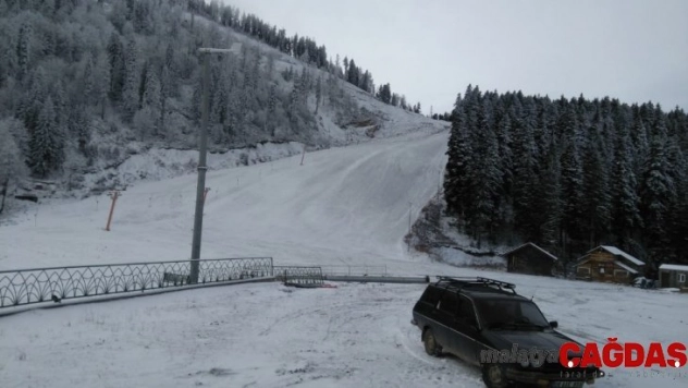 Atabarı Kayak Merkezi'ne mevsimin ilk karı yağdı