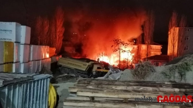 Ataşehir'de gecekondu alev alev yandı