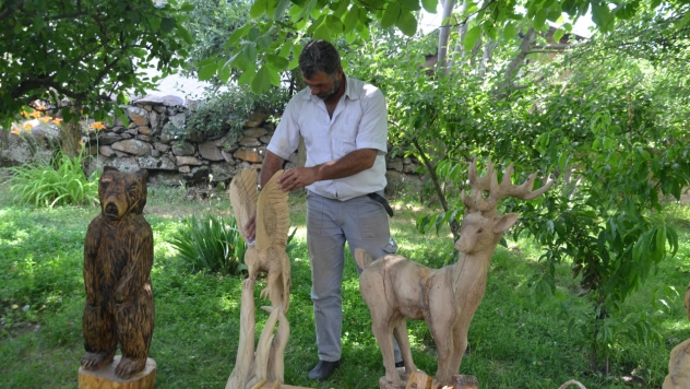 Atık Ağaçlar Onun Elinde Sanat Eserine Dönüşüyor
