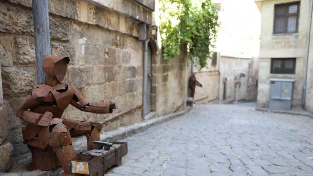 Atık demirlerden yapılan figürler, Bey Mahallesi'ne renk katıyor