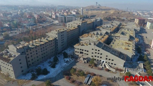 Atıl binanın yıkım sürecini Başkan Sekmen başlattı