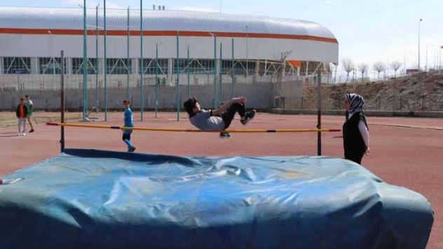 Atletler il birincisi olmak için ter döktü