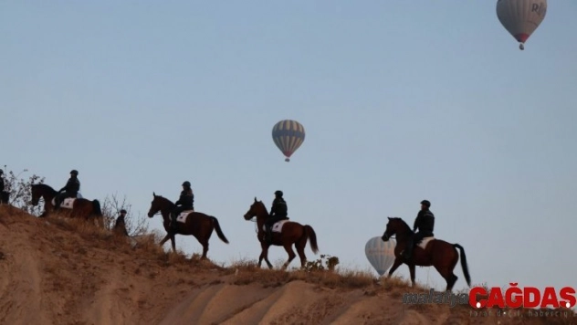 Atlı jandarma turistlerin gözdesi oldu