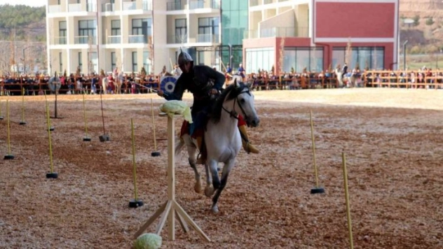 Atlı okçuluk gösterisi izleyenleri mest etti