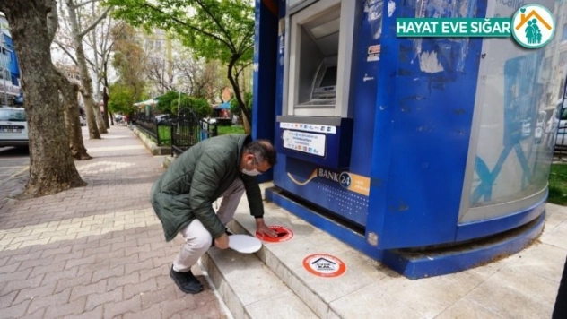 ATM Önlerine sosyal mesafeni koru uyarısı