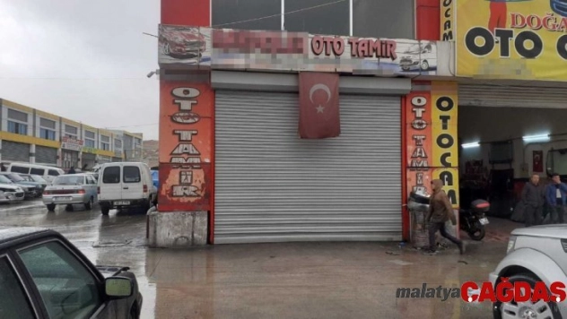 Av tüfeğiyle oynayan genç arkadaşını yaraladı