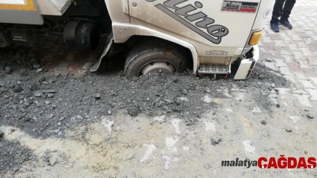 Avcılar'da yol çöktü, kamyon mahsur kaldı