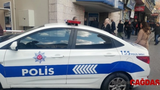 Avcılar Merkez Mahallesi Reşitapaşa Caddesi'nde bir banka şubesinde silahlı soygun gerçekleşti. Olay yerine çok sayıda polis ekibi sevk edildi.