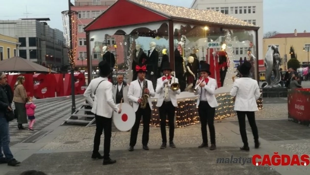 AVM'de yılbaşı dekorasyonu ve sürprizleri