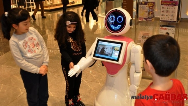 AVM'deki robot güvenlik personeli ilgi odağı