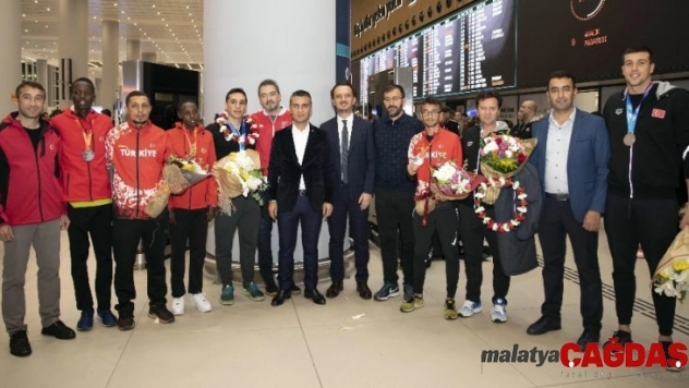 Avrupa'da derece elde eden milliler yurda döndü