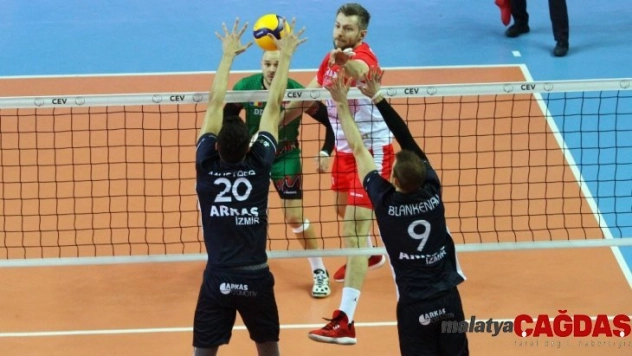 Avrupa Erkekler CEV Kupası: Arkas: 3 - Dinamo Bükreş: 1